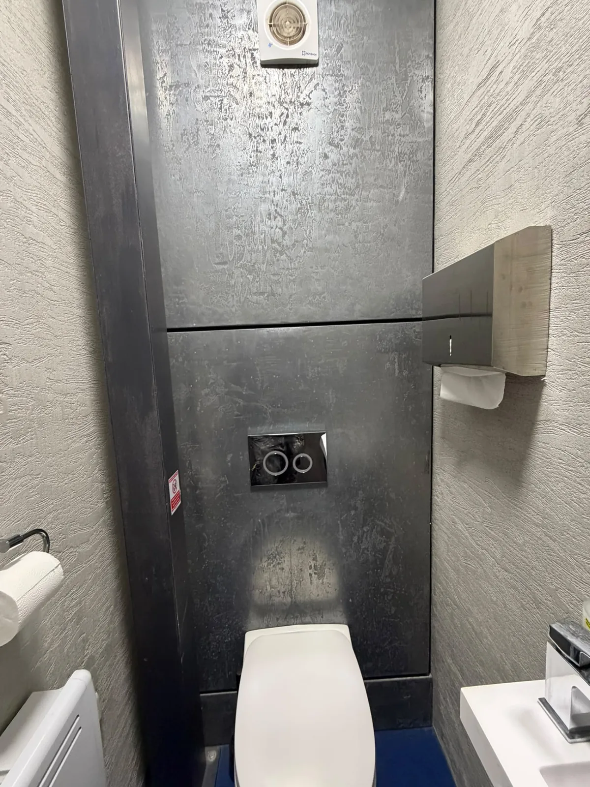 Dark liquid metal Puro Metallio wall finish in a decorative bathroom