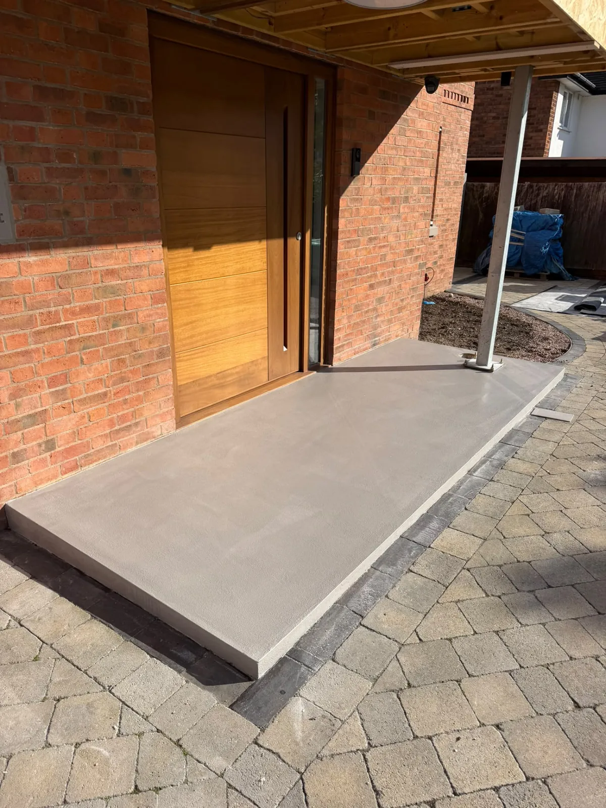 Microcement entrance slab finished flush with the surrounding surfaces