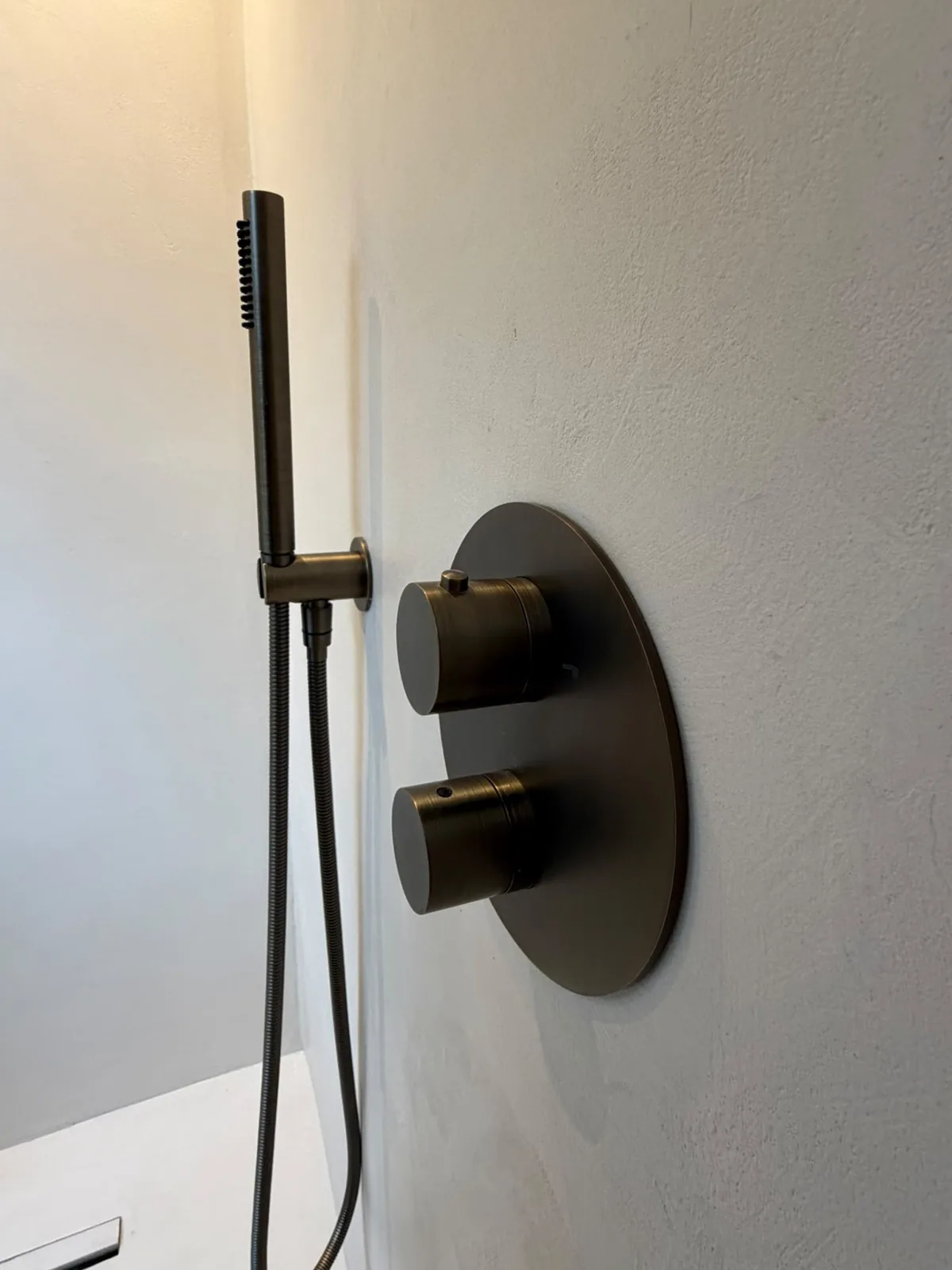 Shower valve fitted into a seamless microcement wet room wall